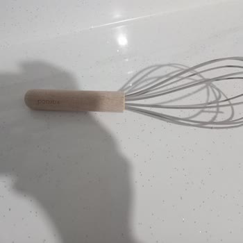 Paslanan Servis Seti Ve Kaba Mağaza Çalışanı