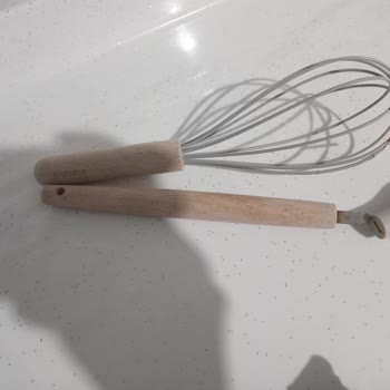 Paslanan Servis Seti Ve Kaba Mağaza Çalışanı