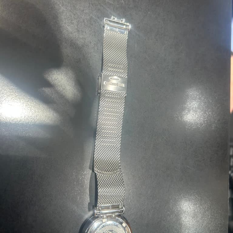 Versace Saatinde Üretim Hatası, Vidalar Düşüp Kordon Koptu, Hızlı Değişim Talebi