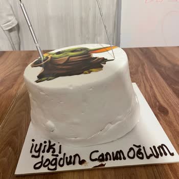Tuğçe Pastanesi İzmir Pasta Hem Görsel Olarak Farklıydı Hem De Yamuk, Özensiz Bir Şekildeydi