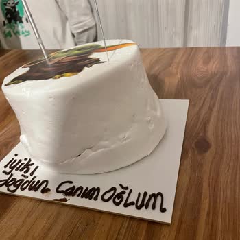 Tuğçe Pastanesi İzmir Pasta Hem Görsel Olarak Farklıydı Hem De Yamuk, Özensiz Bir Şekildeydi