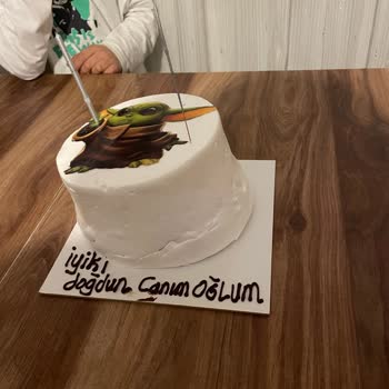 Tuğçe Pastanesi İzmir Pasta Hem Görsel Olarak Farklıydı Hem De Yamuk, Özensiz Bir Şekildeydi