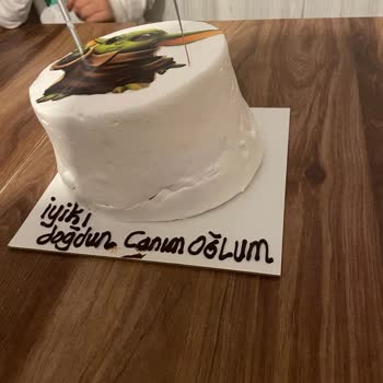 Tuğçe Pastanesi İzmir Pasta Hem Görsel Olarak Farklıydı Hem De Yamuk, Özensiz Bir Şekildeydi