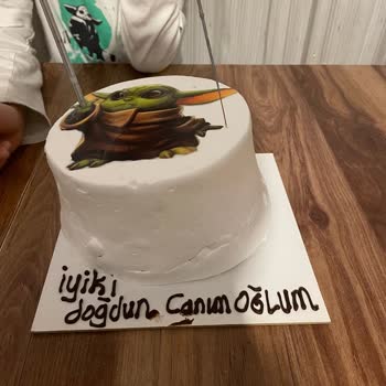 Tuğçe Pastanesi İzmir Pasta Hem Görsel Olarak Farklıydı Hem De Yamuk, Özensiz Bir Şekildeydi