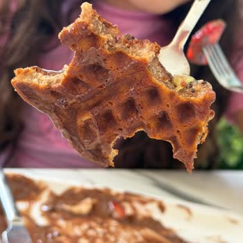 Kuşadası Alaçatı Muhallebicisi'nde Hijyen Ve Lezzet Sorunları: Kazandibi İçinde Kıl, Waffle Taş Gibi