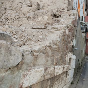 İzmir Konak 1033 Sokakta Yıkım Alanı Çocuk Güvenliğini Tehlikeye Atıyor