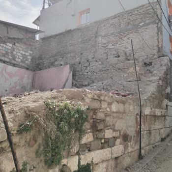 İzmir Konak 1033 Sokakta Yıkım Alanı Çocuk Güvenliğini Tehlikeye Atıyor