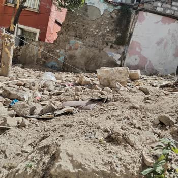 İzmir Konak 1033 Sokakta Yıkım Alanı Çocuk Güvenliğini Tehlikeye Atıyor