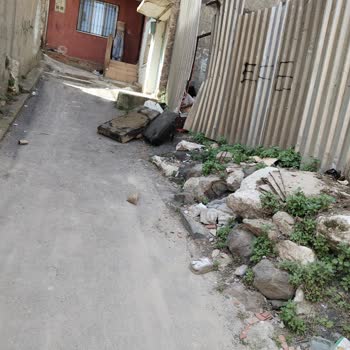 İzmir Konak 1033 Sokakta Yıkım Alanı Çocuk Güvenliğini Tehlikeye Atıyor