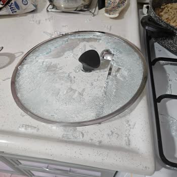 Taç Tencere Cam Kapağı Patladı, Kullanıcı Yaralandı