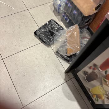 Konak Pier Tavuk Dünyası Şubesinde Hijyen Ve Servis Eksikliği Şikayeti