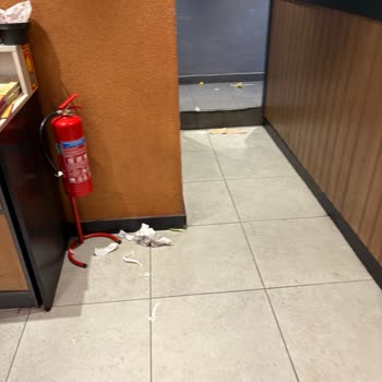 Konak Pier Tavuk Dünyası Şubesinde Hijyen Ve Servis Eksikliği Şikayeti