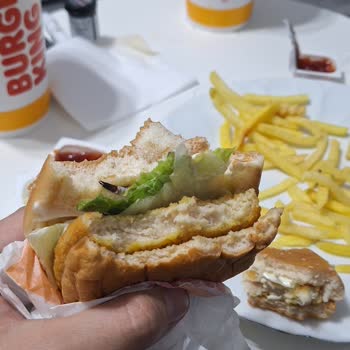 Burger King Şubesinde İçinden Böcek Çıkan Burger Ve Müdürün Duyarsız Tutumu