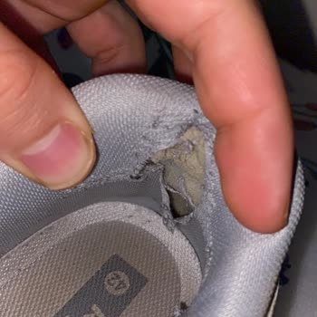 FLO Ayakkabısının İç Topuk Yırtılması Ve Değişim Talebi