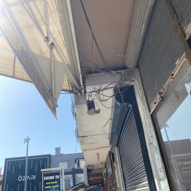 Mersin Akdeniz’de Açıkta Kablolar Görüntü Kirliliği Oluşturuyor Ve Brandam Kullanılamıyor