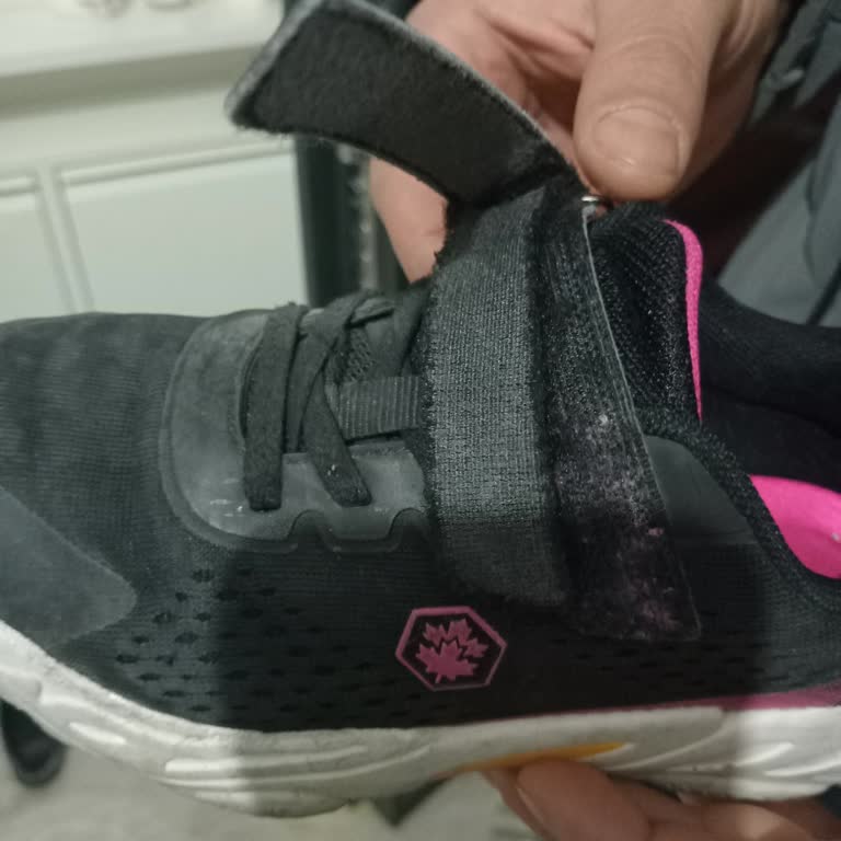 Garanti Verilen Çocuk Ayakkabısı 20 Gün İçinde Koptu, Mağaza Yetkilileri Yardımcı Olmadı