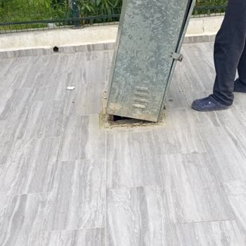 Bir Yıl Sonra Da Çözülmeyen Sabitlenmemiş Trafo Kutusu Çocukları Tehlikeye Atıyor