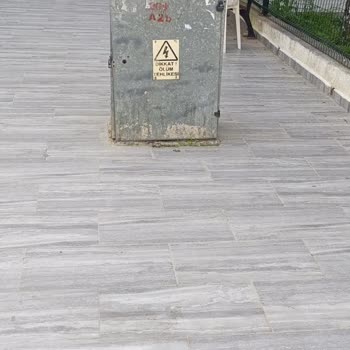 Bir Yıl Sonra Da Çözülmeyen Sabitlenmemiş Trafo Kutusu Çocukları Tehlikeye Atıyor