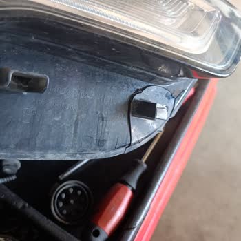 Orijinal Farlar Gecikti Ve Bozulmuş Şekilde Geri Döndü