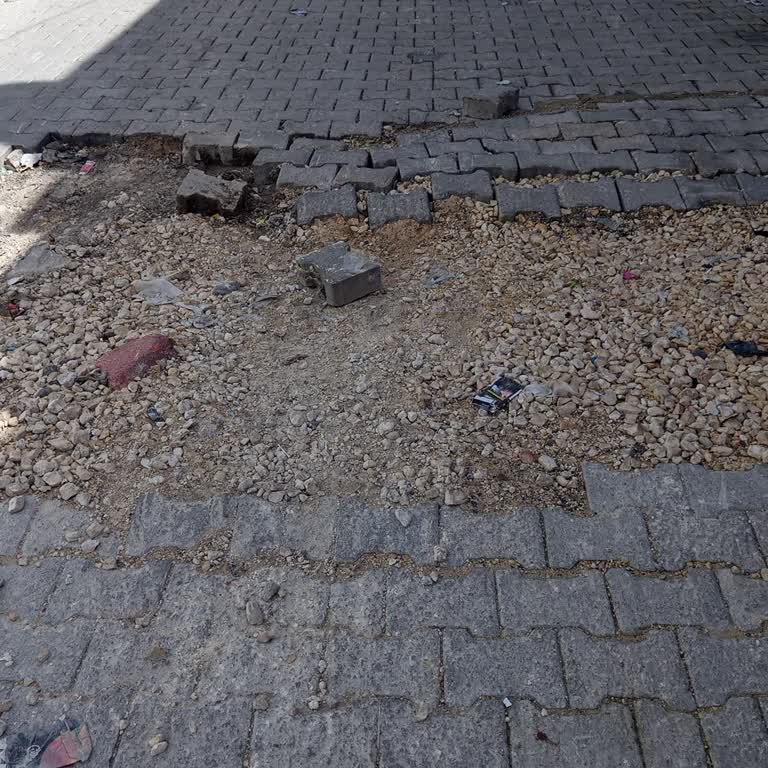 Dumlupınar Mahallesi 76 Sokak'ta Tamamlanmamış Yol Çalışması Araç Hasarına Ve Güvenliğe Tehdit Oluşturuyor