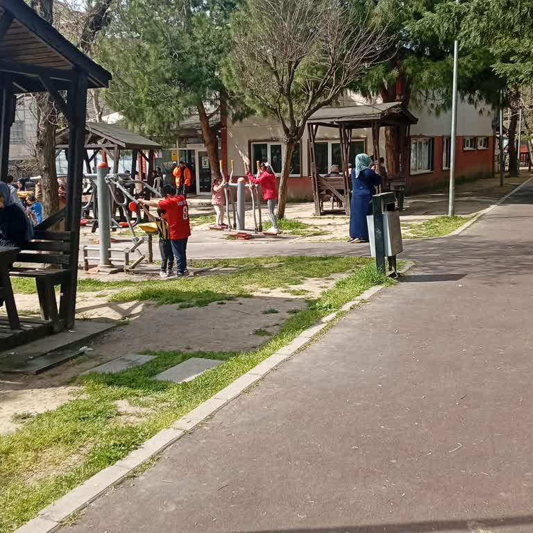 Fatih Parkı’nda Aile Oturma Alanları Yetersiz, Kıraathanenin Alanı Azaltılmalı