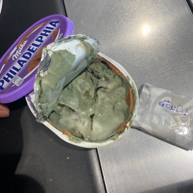 Son Kullanma Tarihi Geçmemiş Küflü Milka Peynir Spreyi: Sağlık Riski
