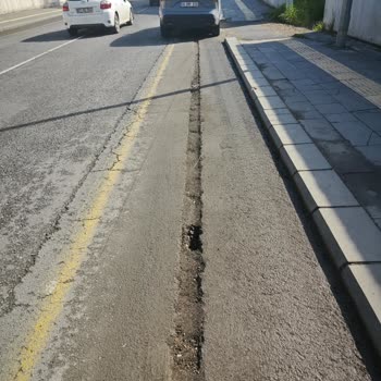 Yenişehir Sokaklarındaki Çukur Yol Bakım Eksikliği Nedeniyle Lastik Patlaması Ve 12 Bin TL Zarar