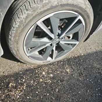 Yenişehir Sokaklarındaki Çukur Yol Bakım Eksikliği Nedeniyle Lastik Patlaması Ve 12 Bin TL Zarar