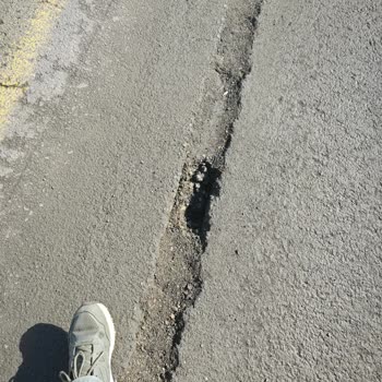 Yenişehir Sokaklarındaki Çukur Yol Bakım Eksikliği Nedeniyle Lastik Patlaması Ve 12 Bin TL Zarar