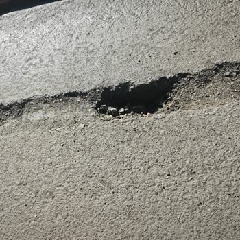 Yenişehir Sokaklarındaki Çukur Yol Bakım Eksikliği Nedeniyle Lastik Patlaması Ve 12 Bin TL Zarar