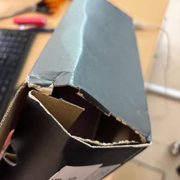 Converse Siparişimde Kırık Ve Ezilmiş Kutu, Özensiz Paketleme