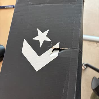 Converse Siparişimde Kırık Ve Ezilmiş Kutu, Özensiz Paketleme