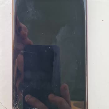 Kırılmaz İddiası Gerçek Olmadı: Honor Magic 7 Lite Ekranı İlk Düşüşte Kırıldı