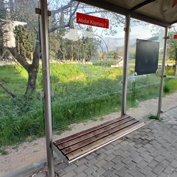 Abdal Köprüsü 1 Durağındaki Sallanan Oturma Yeri Ciddi Güvenlik Tehdidi