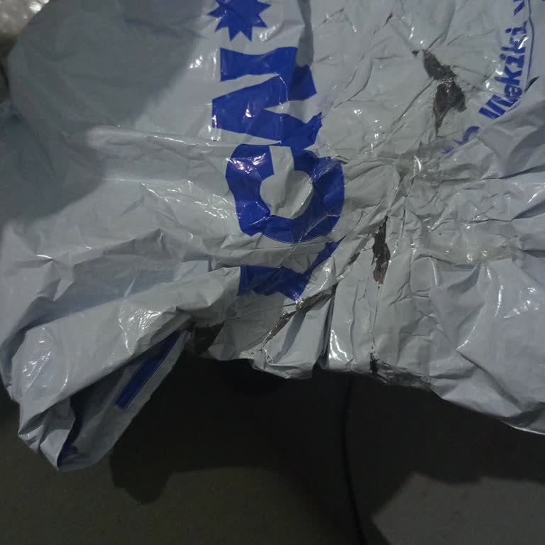 Yırtık Pakette Eksik Kalan Siyah Triko Atletin Hemen Gönderilmesini Talep Ediyorum