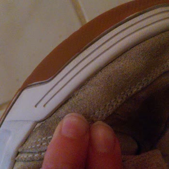 Vans Hylane Kadın Deri Ayakkabısının Kenarlarında Hızlı Aşınma Ve Değişim Talebi