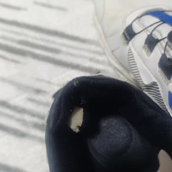 FLO Mağazasında Kinetix Ayakkabısının Tabanı Delindi Ve Topuk Ağrısı Yaşadım