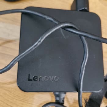 Orijinal Olduğu Söylenen Şarj Adaptörü Kırık Ve Çatlak Geldi