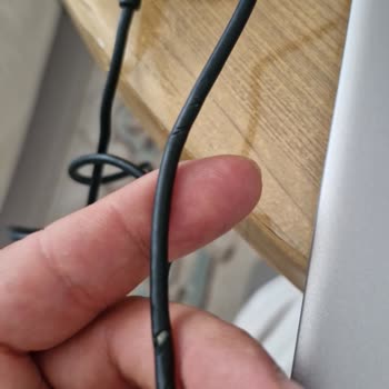 Orijinal Olduğu Söylenen Şarj Adaptörü Kırık Ve Çatlak Geldi