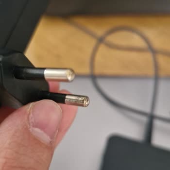 Orijinal Olduğu Söylenen Şarj Adaptörü Kırık Ve Çatlak Geldi