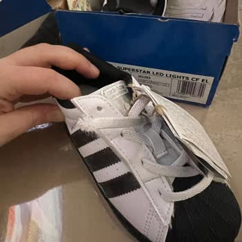 2.400 TL'lik Adidas Ayakkabıda İp Kopması, Acil Değişim İsteği