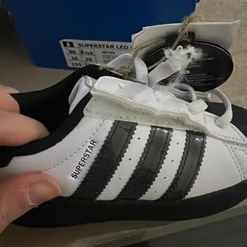 2.400 TL'lik Adidas Ayakkabıda İp Kopması, Acil Değişim İsteği