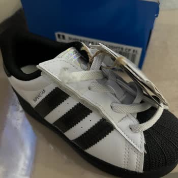 2.400 TL'lik Adidas Ayakkabıda İp Kopması, Acil Değişim İsteği