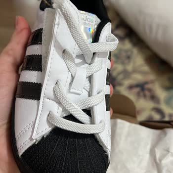 2.400 TL'lik Adidas Ayakkabıda İp Kopması, Acil Değişim İsteği