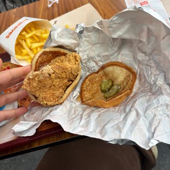 İstanbul Viaport Venezia Popeyes Şubesinde Sipariş Gecikmesi, Soğuk Yemek Ve Personel Tartışması