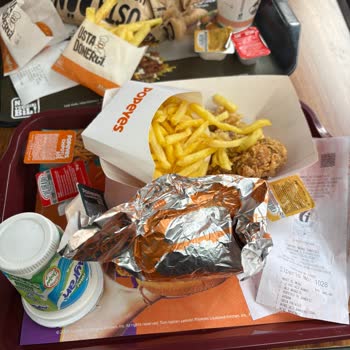 İstanbul Viaport Venezia Popeyes Şubesinde Sipariş Gecikmesi, Soğuk Yemek Ve Personel Tartışması