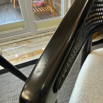 Teslimat Gecikmesi Ve Defolu Sandalyeler Karşısında Yetkili Tutumu