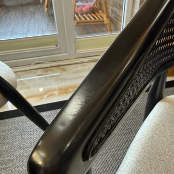 Teslimat Gecikmesi Ve Defolu Sandalyeler Karşısında Yetkili Tutumu