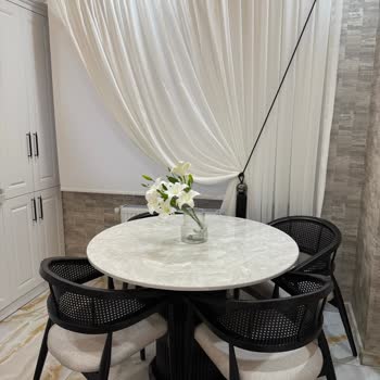 Teslimat Gecikmesi Ve Defolu Sandalyeler Karşısında Yetkili Tutumu