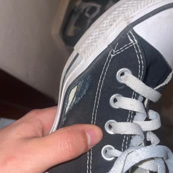 Converse Ayakkabısında Yan Açılmalar Ve Kullanılamaz Durum
